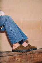 Load image into Gallery viewer, Boston Chunky Dark Tea Suede