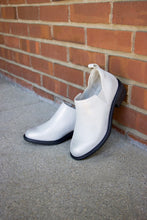 Load image into Gallery viewer, Merle Silver White