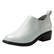 Load image into Gallery viewer, Merle Silver White