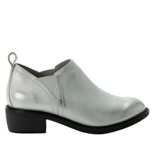 Load image into Gallery viewer, Merle Silver White