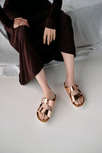 Load image into Gallery viewer, Arizona Soft Footbed Metallic Copper Leather