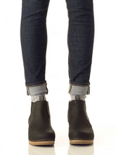 Load image into Gallery viewer, Becka Oiled Brown Pull-Up