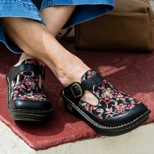 Load image into Gallery viewer, Classic Clog Handicraft