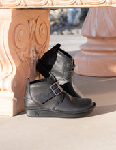 Load image into Gallery viewer, Caiti Washed Black Boot